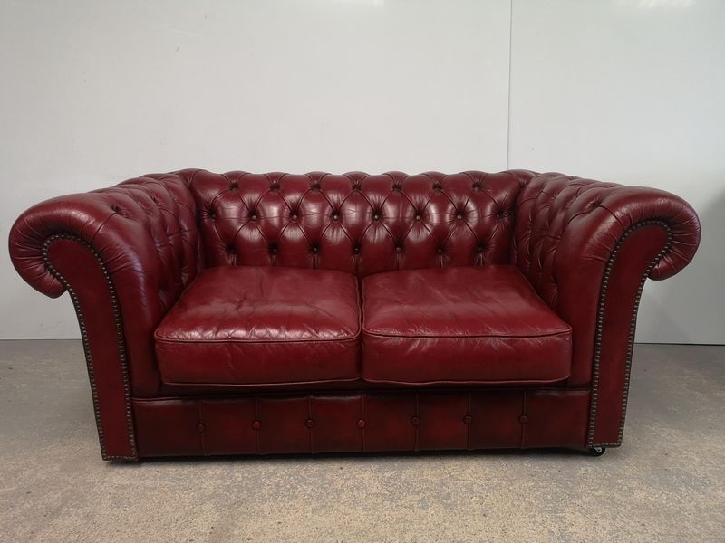 Canap� chesterfield cuir rouge deux places 1400 Gu�c�lard (72)