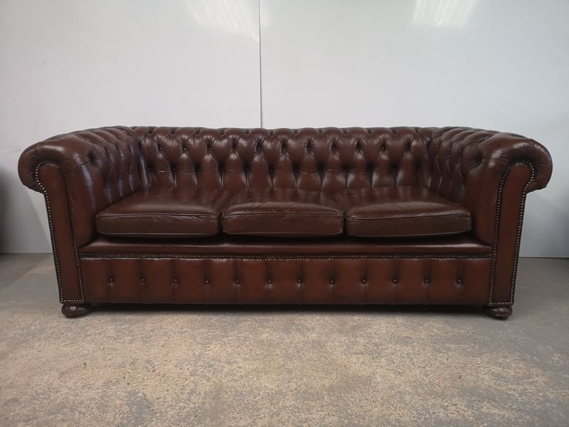 Canap� chesterfield cuir marron trois places vintage 1650 Gu�c�lard (72)