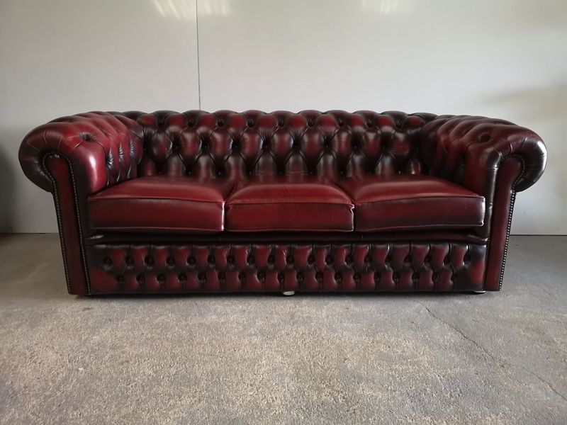 Canap� chesterfield cuir rouge trois places 1500 Gu�c�lard (72)
