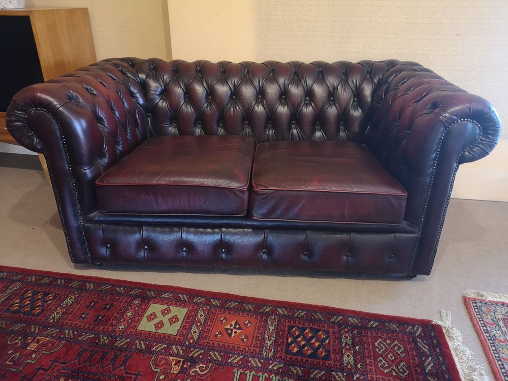 Canap� chesterfield cuir bordeaux deux places 1400 Gu�c�lard (72)