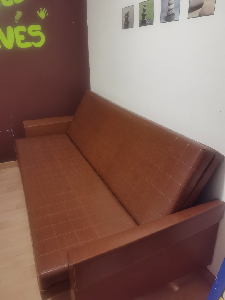 Canap� convertible trois places en cuir marron 60 Herbignac (44)