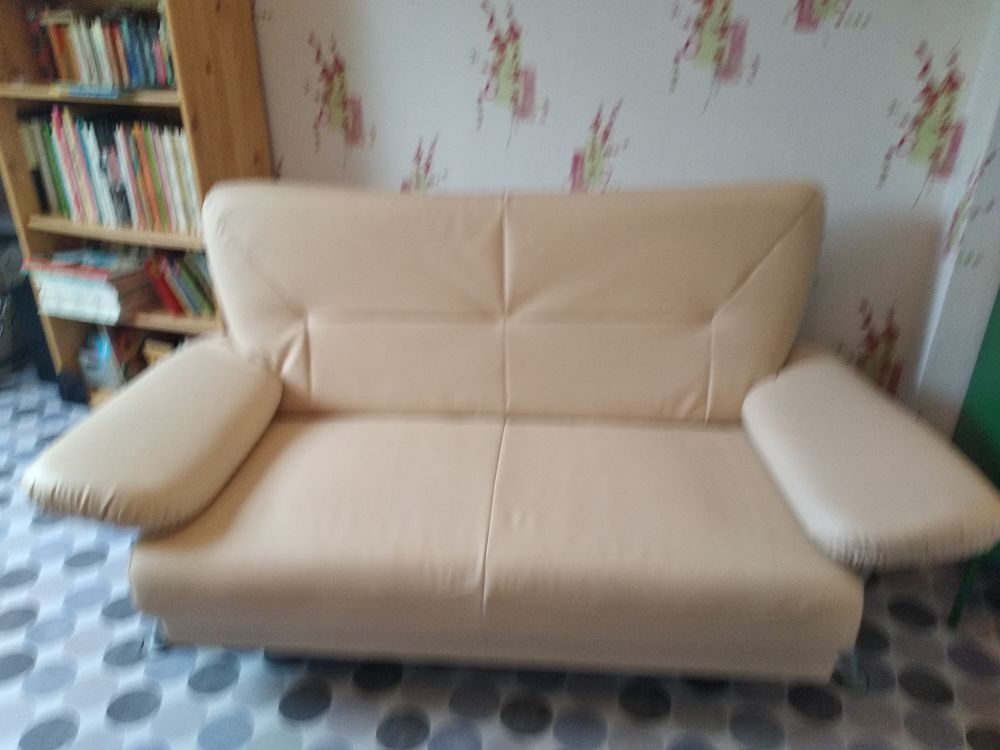 d'un canap� de couleur beige. 50 Dainville (62)