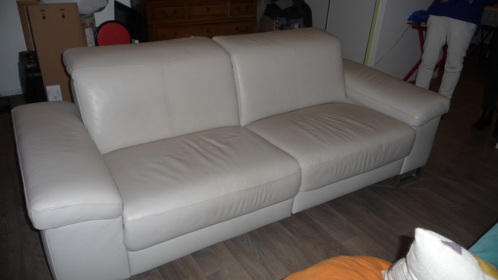 Canap� cr�me en cuir trois places 0 Draguignan (83)