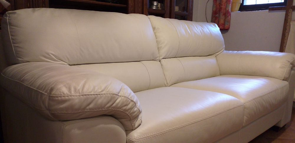 Canap� en cuir blanc cass� 400 Issoire (63)