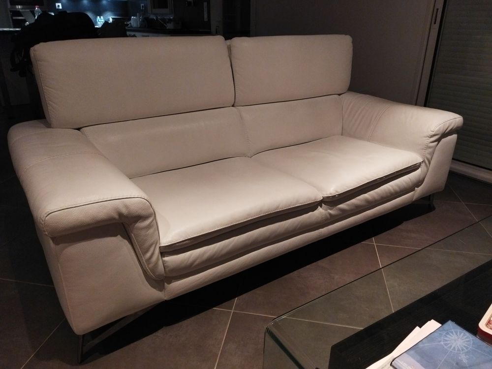 Canap� cuir blanc 2 places plus pouf 600 Saint-R�my-de-Provence (13)