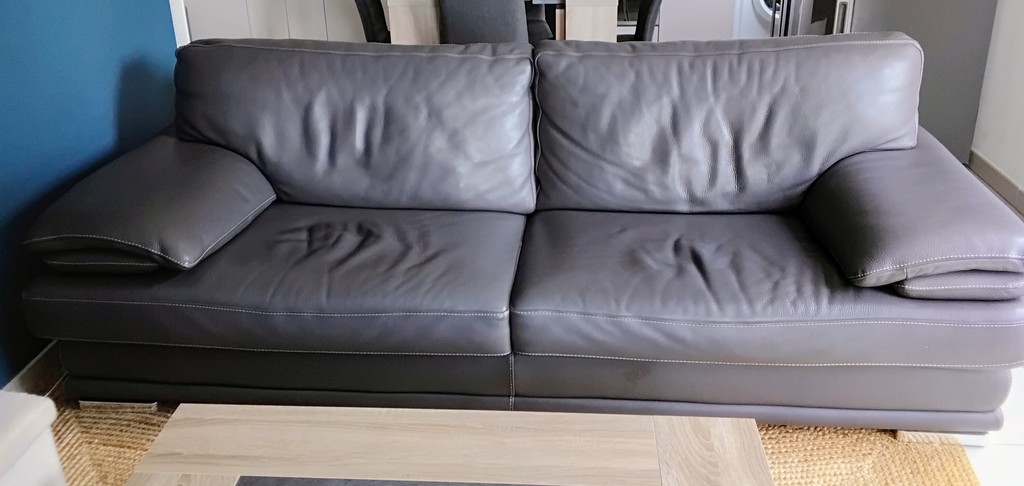 Canap� cuir chocolat 3 places 0 Hy�res (83)