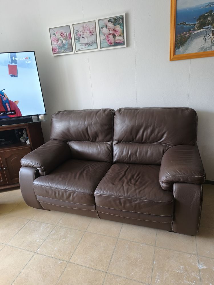 Canap� en cuir couleur marron. 150 Angy (60)