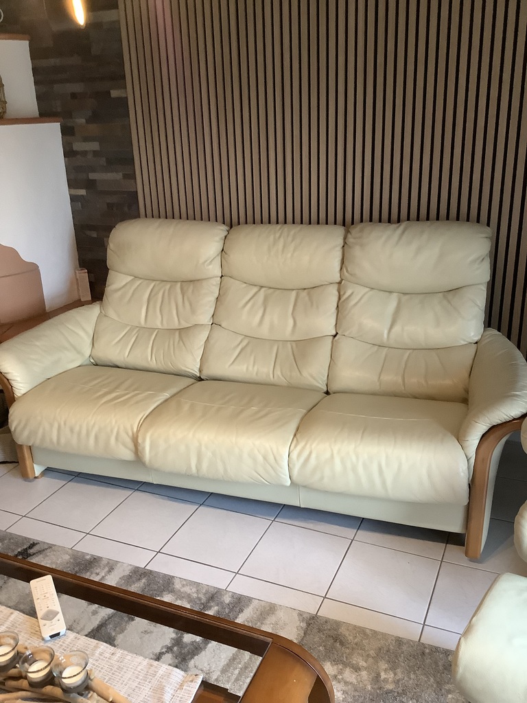 Canap� en cuir cr�me trois places avec accoudoirs en bois 290 Saint-Jean-Rohrbach (57)