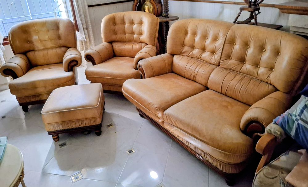 1 Canap� cuir 2 fauteuils cuir 1 pouf cuir 120 Les Magnils-Reigniers (85)