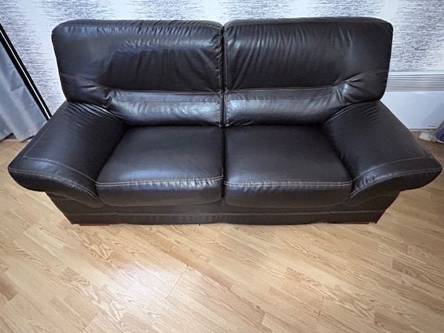 Canap� cuir fixe 3 places
220 Noisy-le-Grand (93)