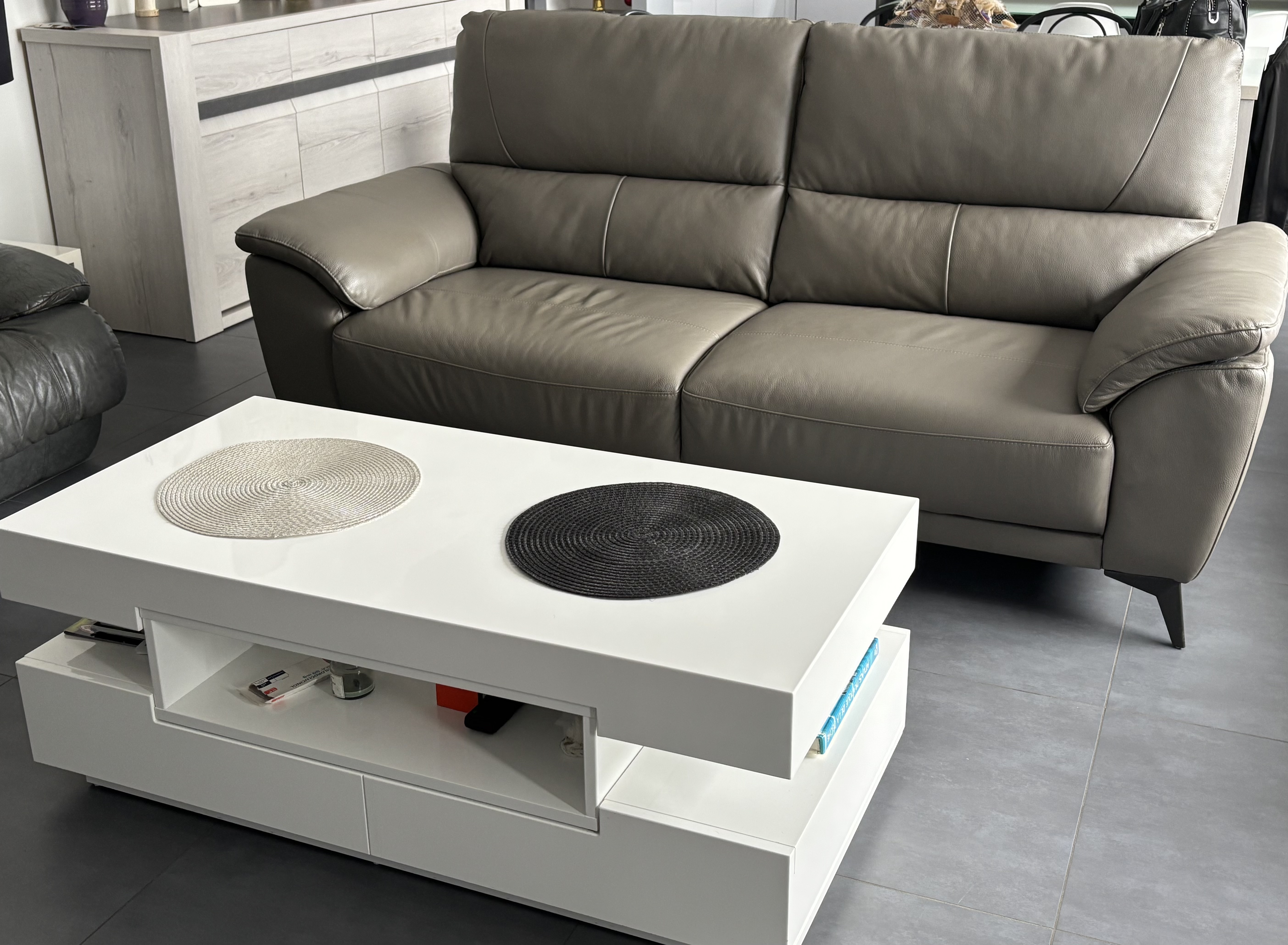 Canap� cuir fixe 3 places couleur taupe 500 Pia (66)