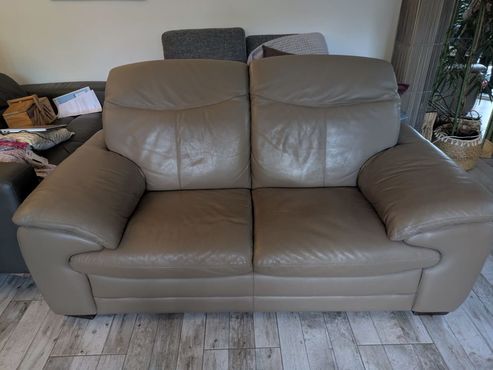 canap� cuir fixe couleur taupe 
250 Montpellier (34)