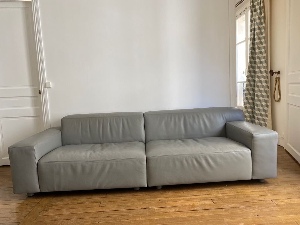 Canap� en cuir gris Steiner ? design par Eric Gizard 2900 Paris 9 (75)