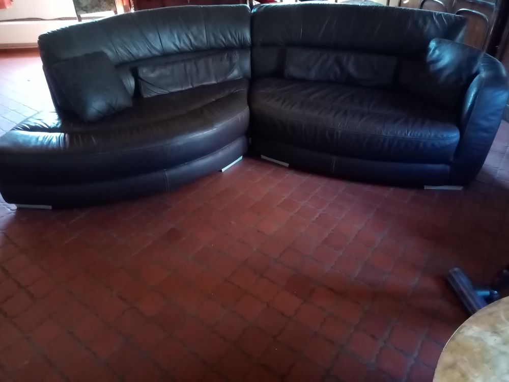 canap� cuir marron(cuir center)
Tr�s bel �tat, 350 � 350 Le Fidelaire (27)