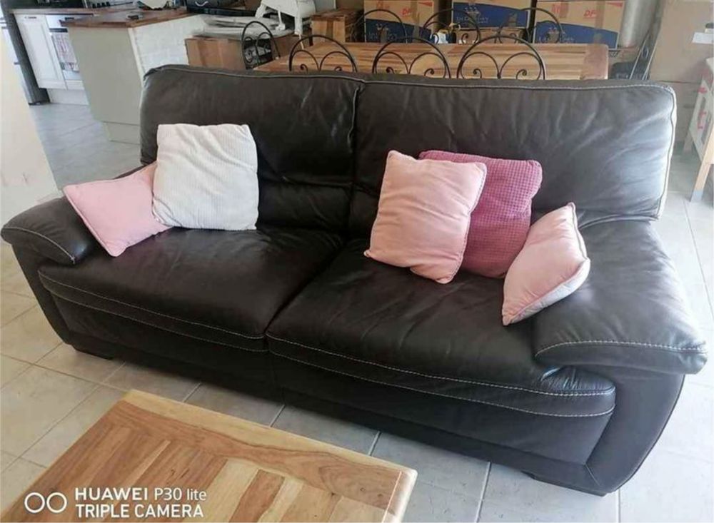 Canap� en cuir marron 3 places 200 Cuers (83)
