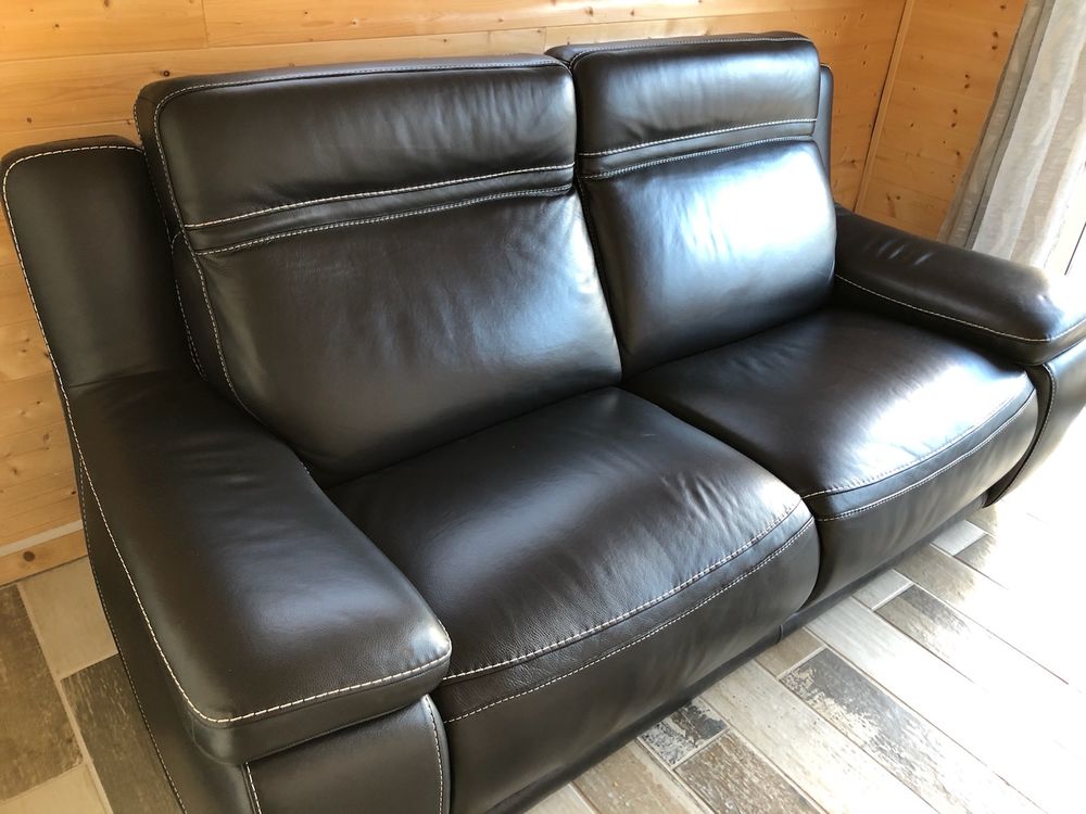 Canap� cuir noir avec coutures blanches 
Etat neuf 0 Audenge (33)