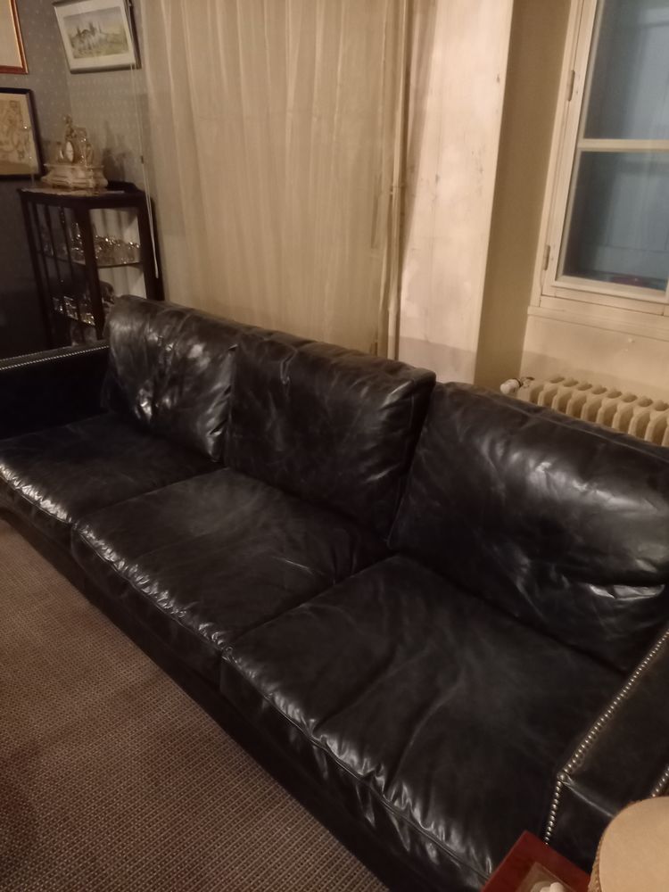 Canap� en cuir noir. 350 Charroux (03)