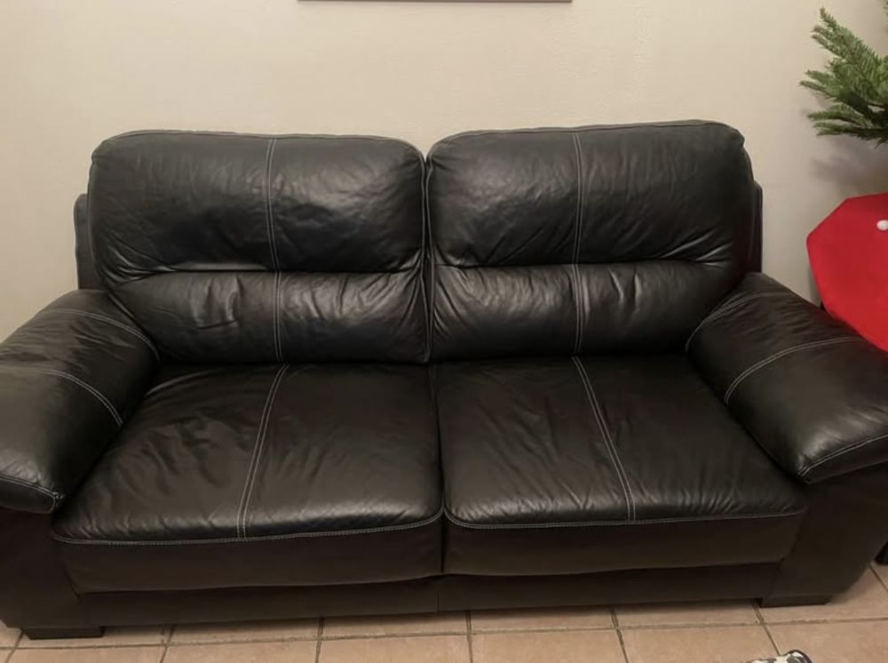 Canap� cuir noir 3 places bon �tat 120 Coigni�res (78)
