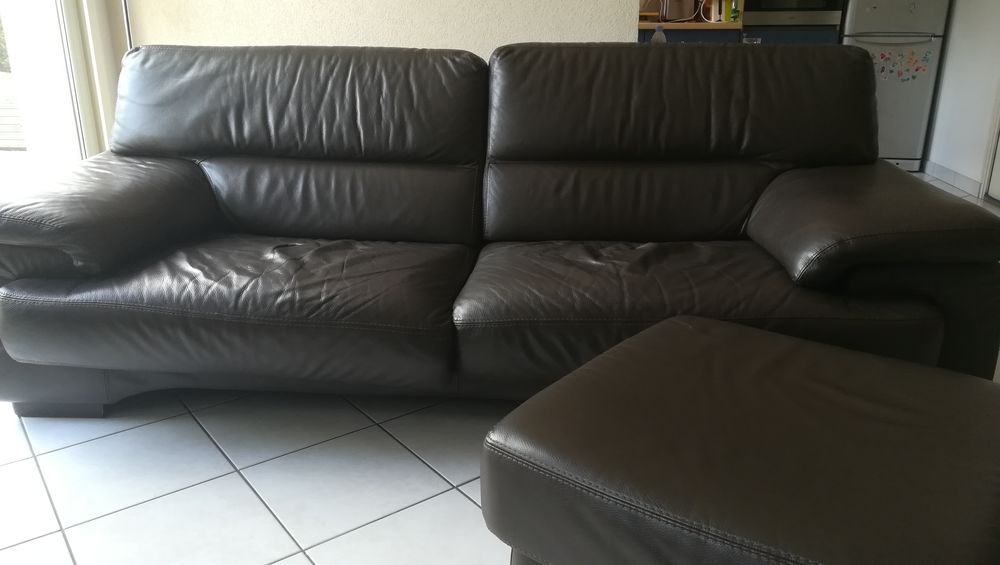 canap� en cuir 3 places et son pouf 250 La Pou�ze (49)