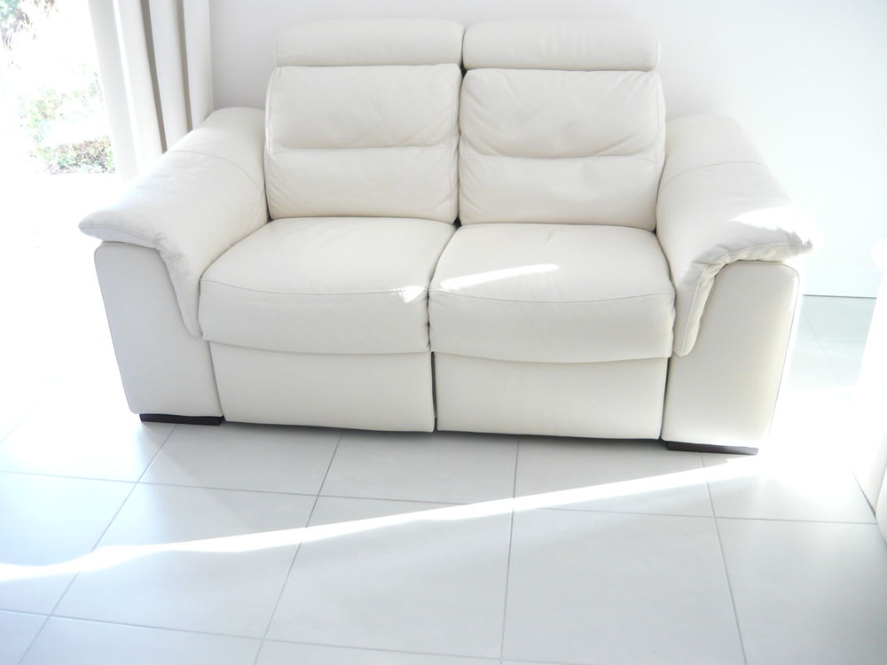 CANAPE CUIR  2  places 300 Velaux (13)