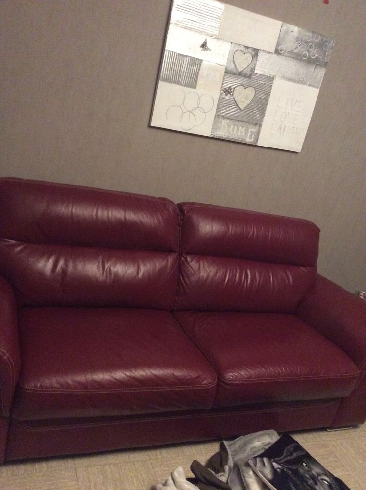 canape cuir rouge tr�s tr�s bon �tat , prix ferme 300 euros 300 Riom (63)