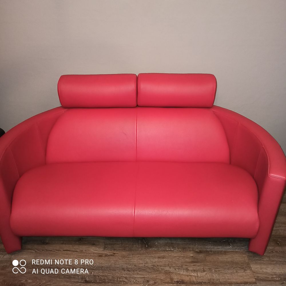 Canap� cuir rouge 2 places 950 Saint-Cl�ment (19)