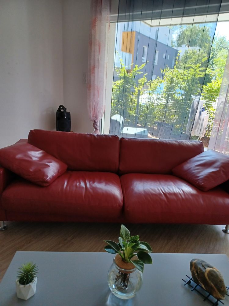 Canap� cuir rouge tr�s bonne �tat 
0 Bartenheim (68)