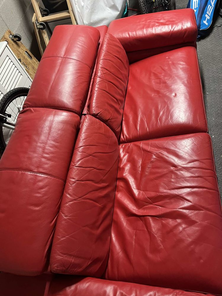 Canap� en cuir rouge, du magasin art sieges 600 Saint-R�my (71)