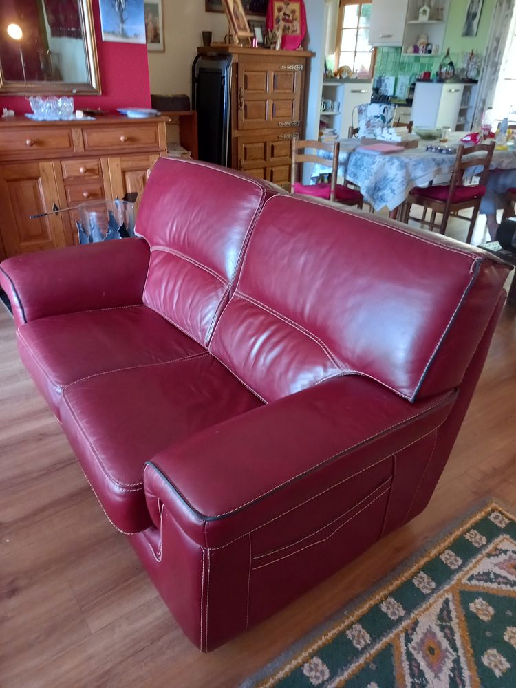 canap� en cuir rouge basque. 800 Brest (29)
