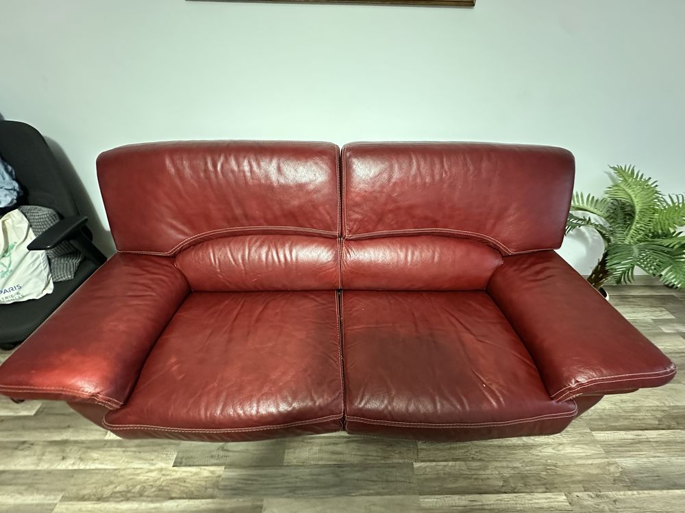 Canap� cuir rouge
150 Bagnolet (93)