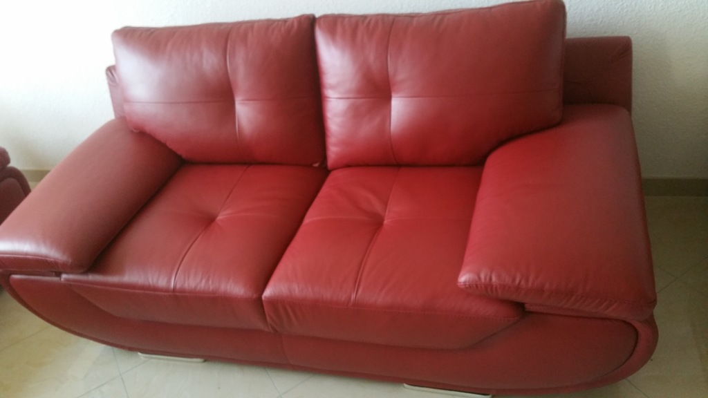 Canap� en cuir rouge trois places 300 Dieulouard (54)