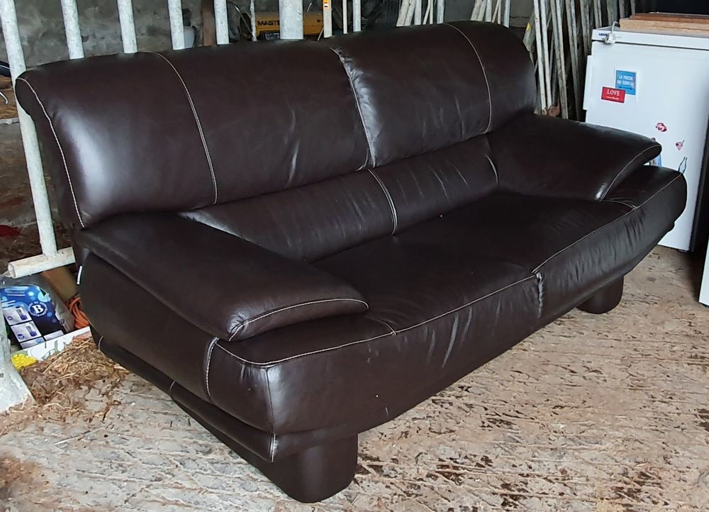 CANAPE CUIR TROIS PLACES CHATEAU D'AX 300 Argentr�-du-Plessis (35)