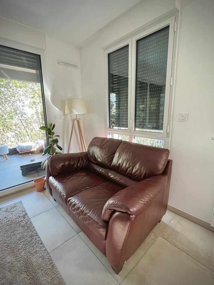 Canap� en cuir v�ritable de chez NATUZZI . 350 Villeurbanne (69)