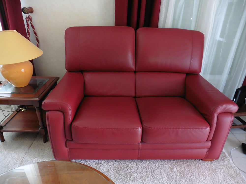 canap� deux places cuir couleur bordeaux �tat neuf 230 Jou�-l�s-Tours (37)