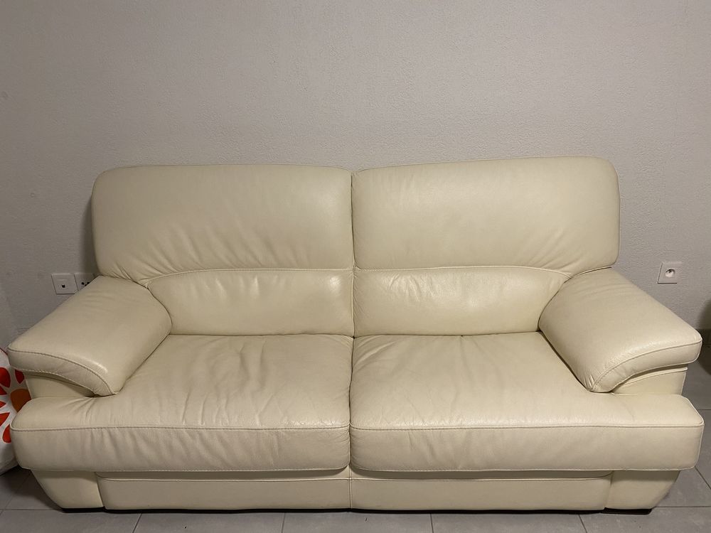 Canapé et son fauteuil en cuir blanc cassé. 0 Beausoleil (06)