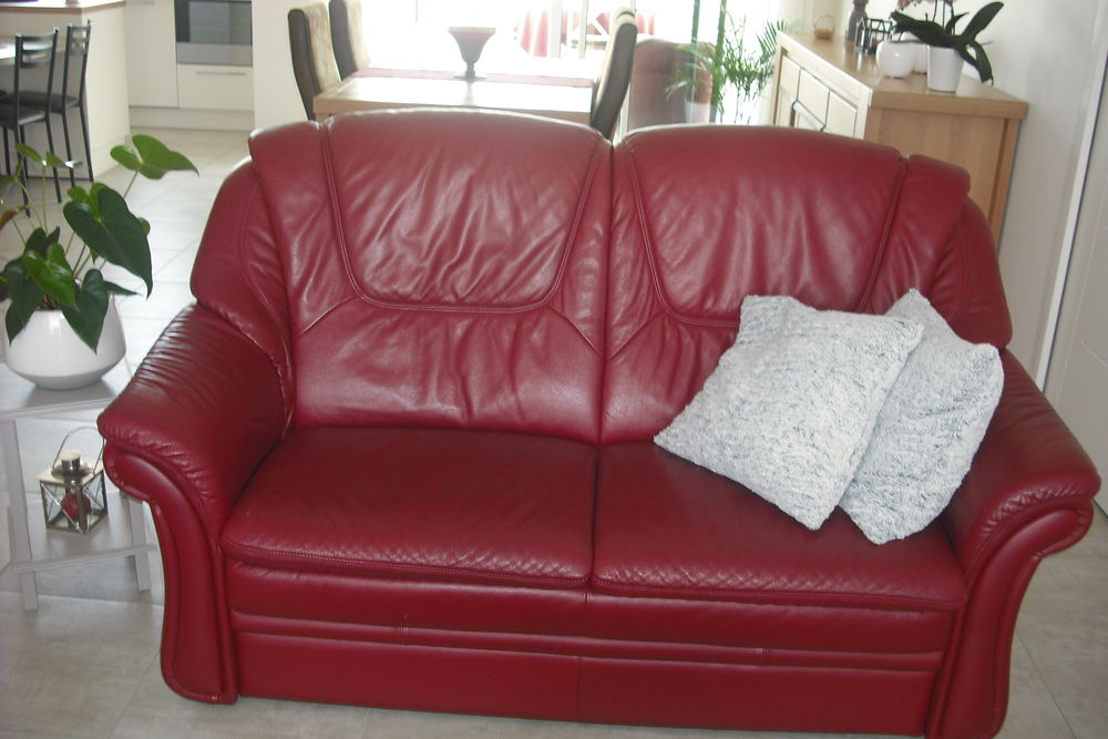canape et un fauteuil cuir rouge fon�� 350 Talmont-Saint-Hilaire (85)