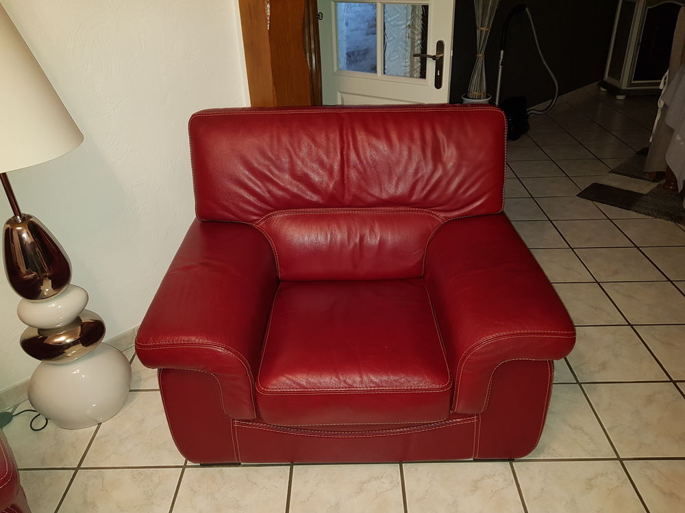 canap� +fauteuil en cuir rouge 300 Saint-Dizier (52)