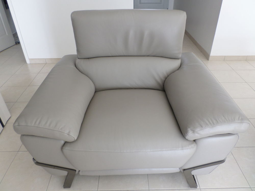 canap� et son fauteuil en cuir gris relax neuf. 3000 Champagn�-les-Marais (85)