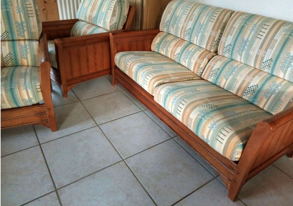 Canap� et 2 fauteuils en ch�ne massif et tissu. 300 Izernore (01)