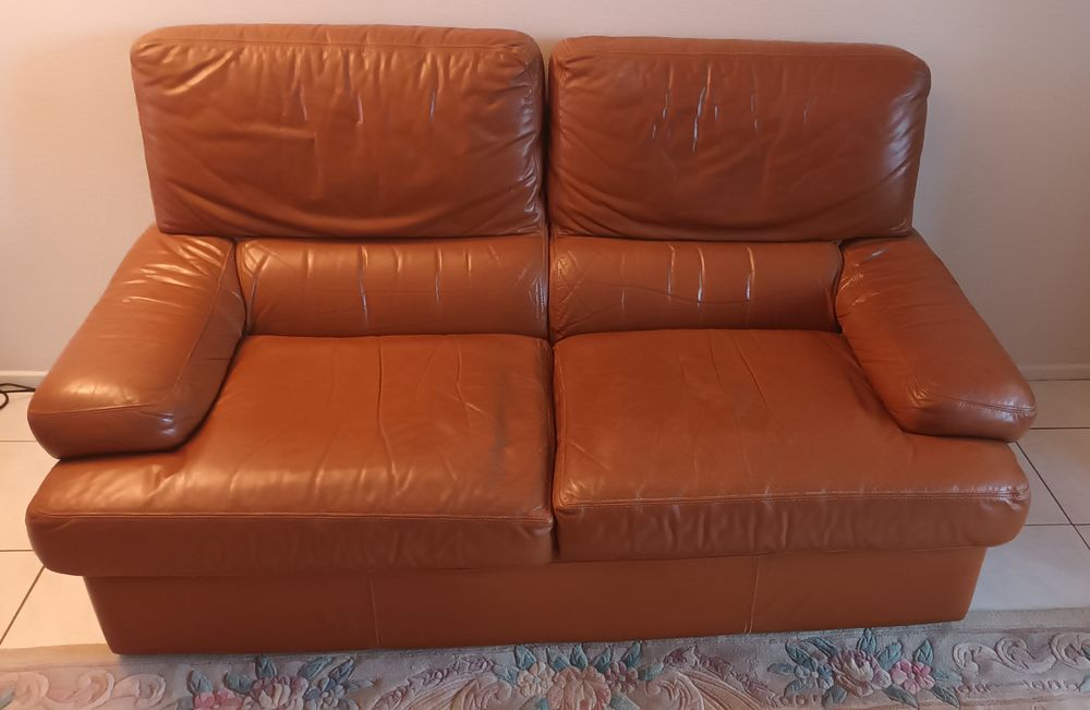 Canap� fixe en cuir de vachette , 2/3 places. 90 Charleville-M�zi�res (08)
