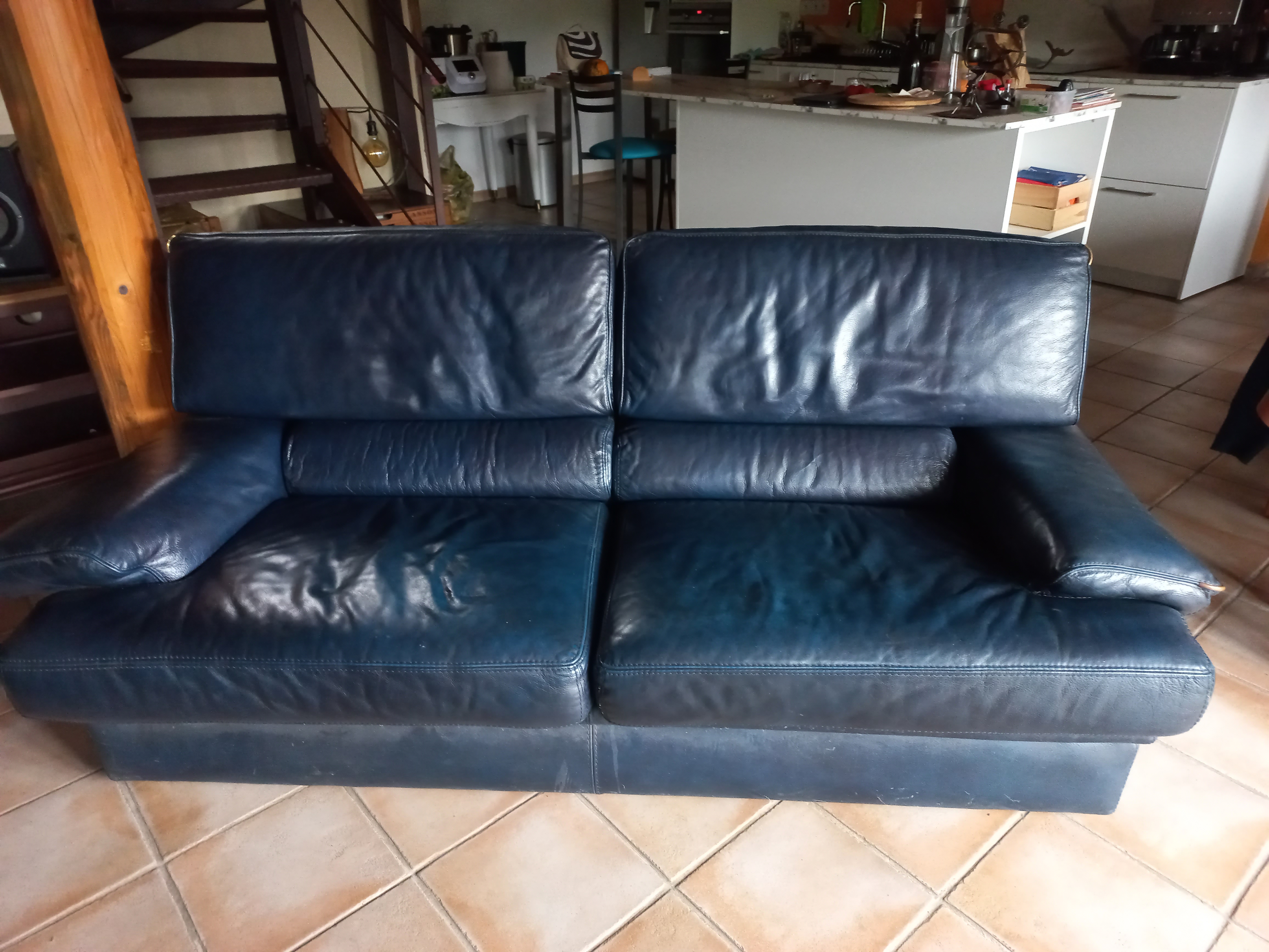 canap� fixe + fauteuil bon �tat cuir 150 euros 150 Sauvessanges (63)