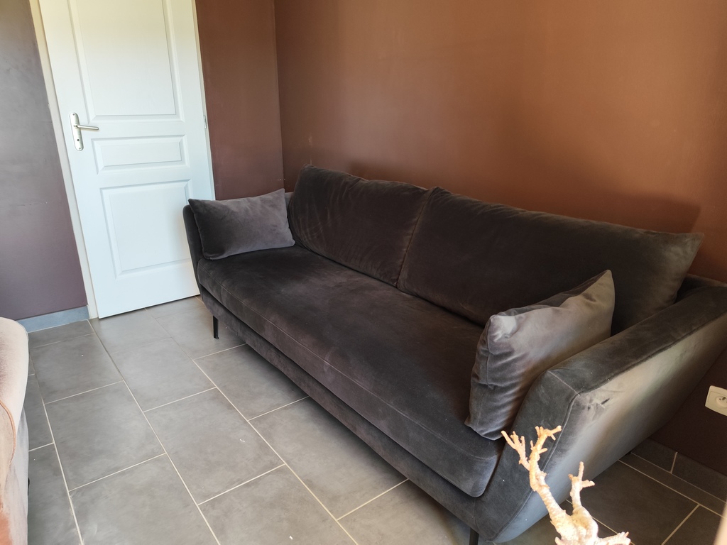 Canap� gris fonc� en velours avec coussins 700 Gonfaron (83)