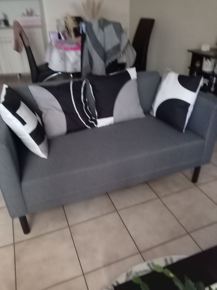 Canape gris 
50 Nemours (77)