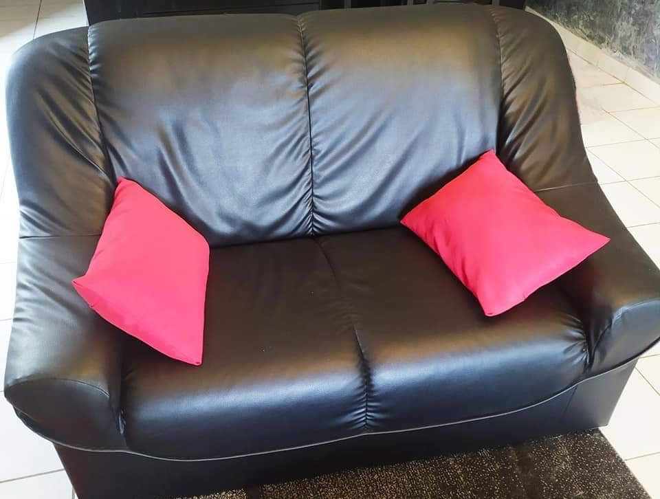 canap� noir 2 places 50 Rians (83)