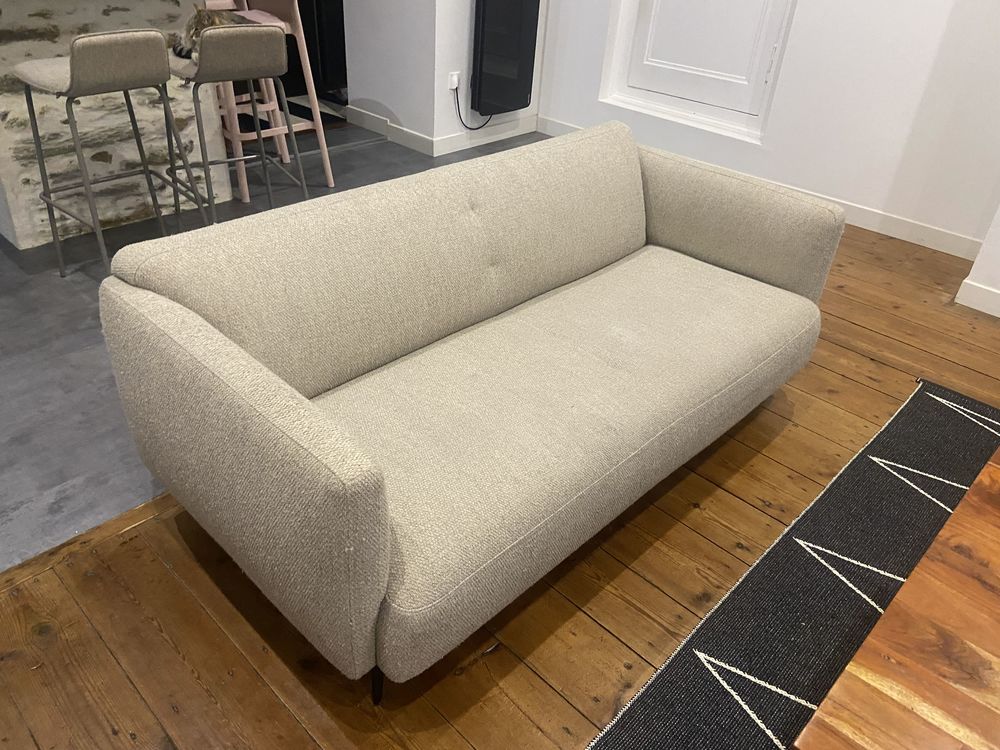 canap� 2,5 place mod�le MODENA de chez Bo Concept tissu Lazio beige structure laqu�e noir 600 La Roche-sur-Yon (85)