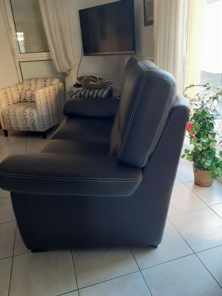 1 canape 3 places + 1 canape 2 places en cuir etat neuf 
0 Foug�res (35)