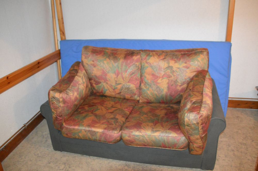 Canap� 2 places et convertible en un lit une personne. 60 Gadencourt (27)