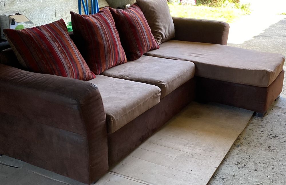 Canap� 3 places, couleur marron en bon �tat . 50 Carlepont (60)