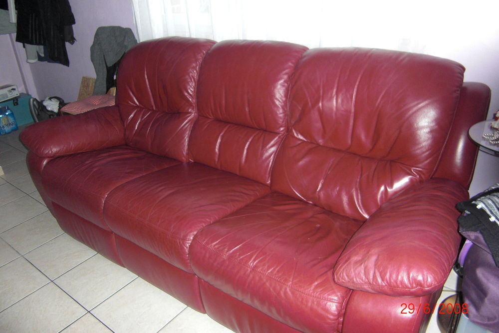 canap� 3 places en cuir rouge 150 Escautpont (59)