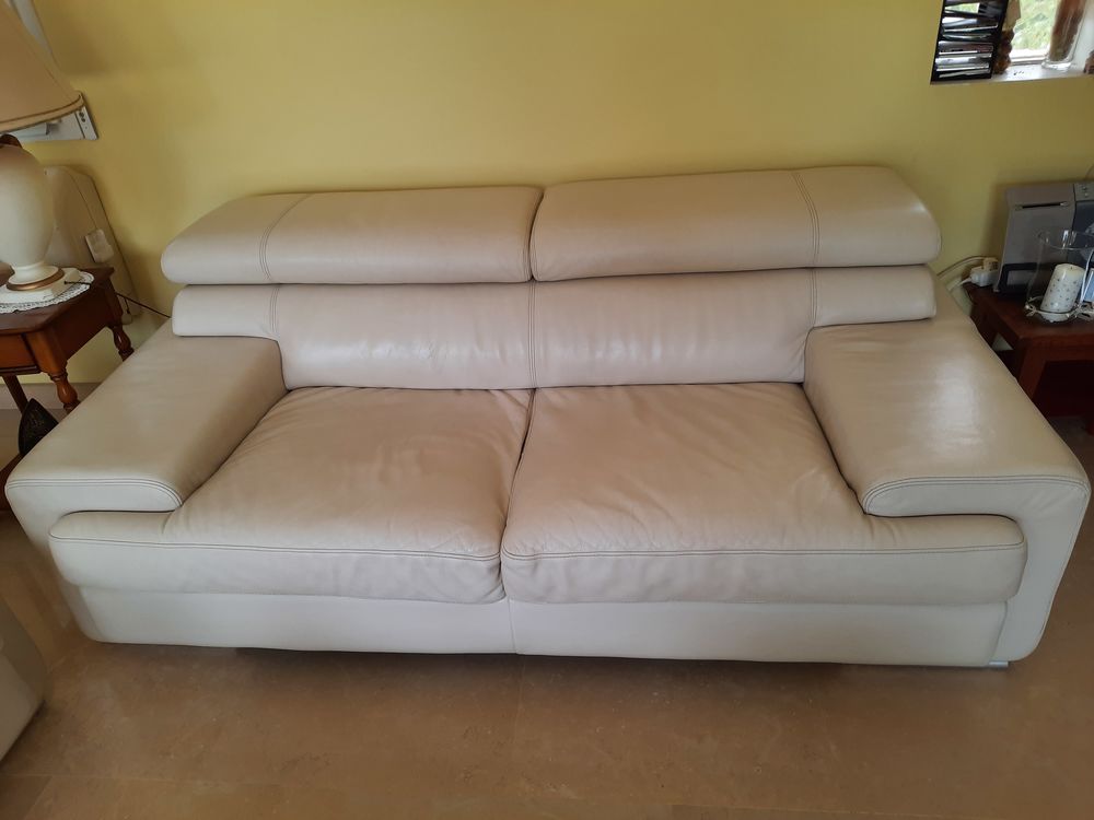 canape 3 places cuir �cru bon �tat . 150 Rognac (13)